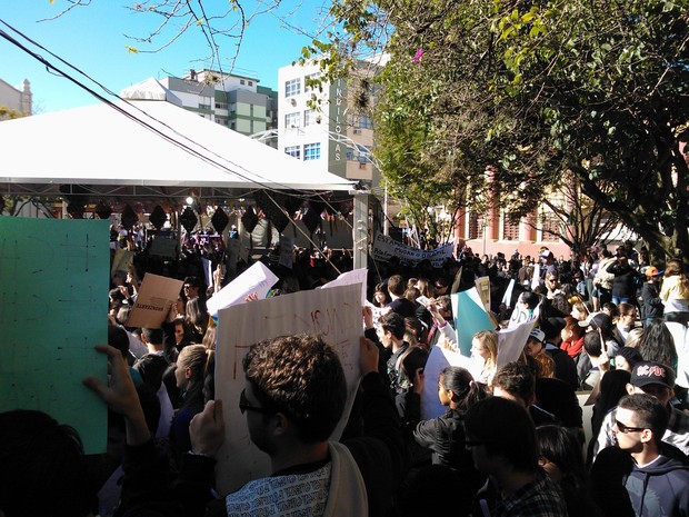 protesto; santa maria; rio grande do sul; manifestação; ato; manifesto (Foto: Bernardo Bortolotto/ RBS TV)