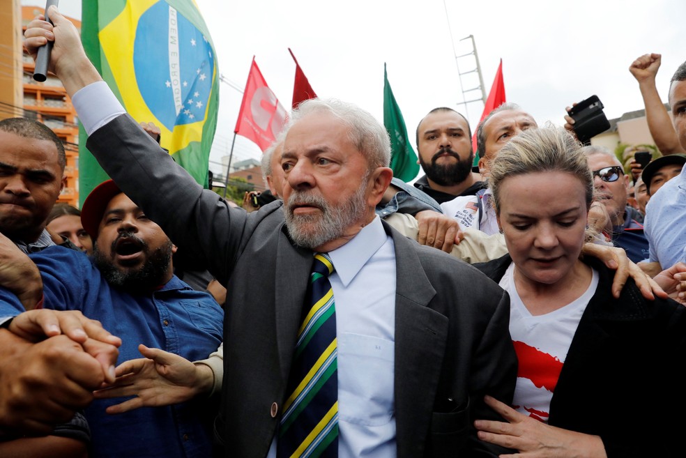 Lula anda entre correligionários após descer do carro e antes de entrar no prédio da Justiça Federal para depor a Moro (Foto: Nacho Doce/Reuters)