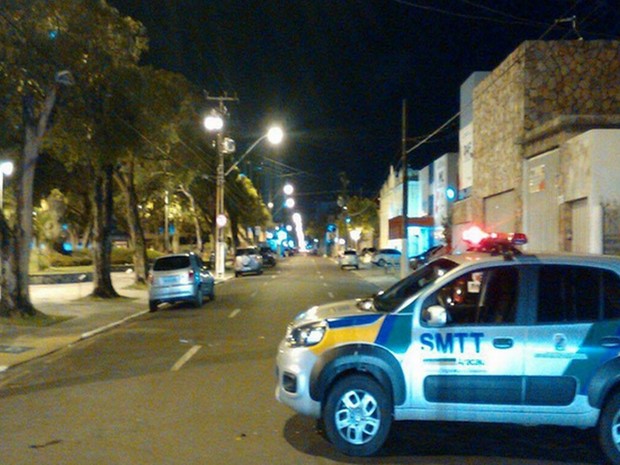 Trânsito foi fechado nas imediações do IML em Aracaju (Foto: Reginaldo Rodrigues/TV Sergipe)