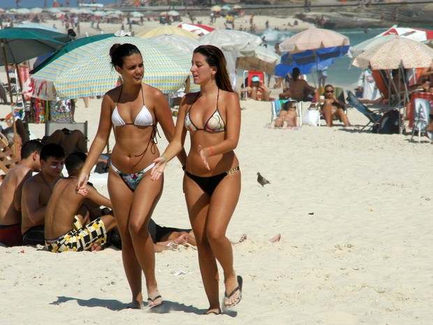 Meninas caminham pelas areias de Ipanema (Foto: Alessandro Buzas / Futura Press / Estadão Conteúdo)