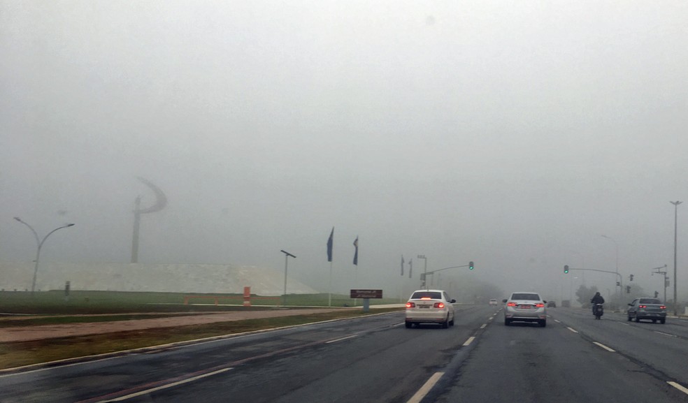 Memorial JK quase 'some' com neblina em Brasília (Foto: Gabriel Luiz/G1)