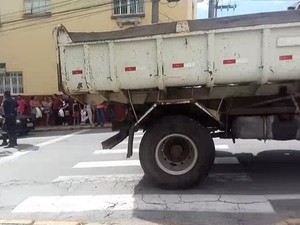 Ciclista morre em acidente com caminhão em Jacareí (Foto: Thauani Schiavinoto/Vanguarda Repórter)