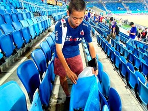 Torcedor japonês recolhe o lixo após o jogo na Arena da Dunas, em Natal (Foto: Chandy Teixeira/GloboEsporte.com)