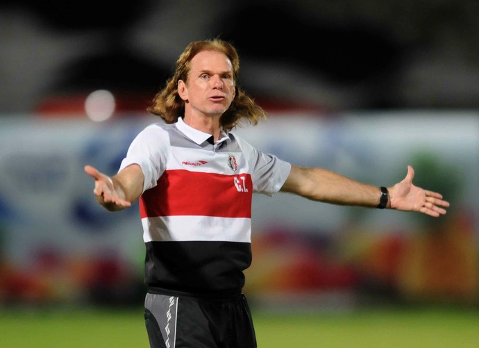 Mesmo vencendo, Sérgio Guedes cobrar melhor rendimento do Santa