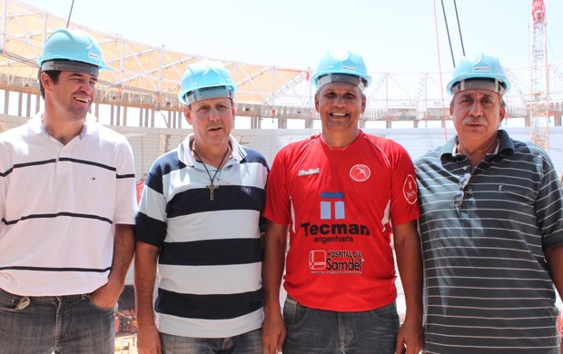ex-jogadores visitam estádio Mané Garrincha (Foto: Fabrício Marques)