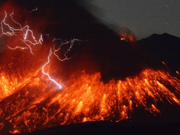 Vulcão Sakurajima ejeta lava durante erupção (Foto: Kyodo News via AP)