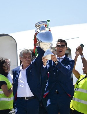 Cristiano Ronaldo desce com a taça (Foto: PATRICIA DE MELO MOREIRA / AFP)