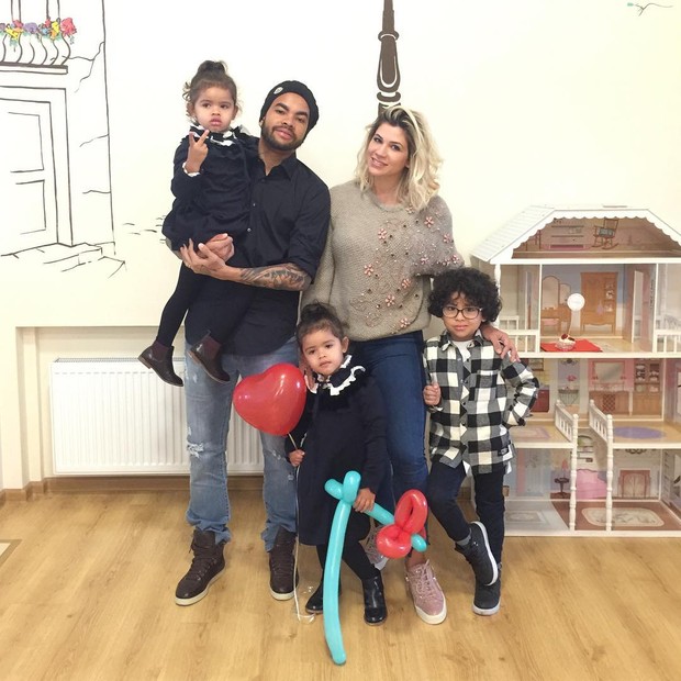 Dentinho, Dani Souza e os filhos (Foto: Reprodução / Instagram)
