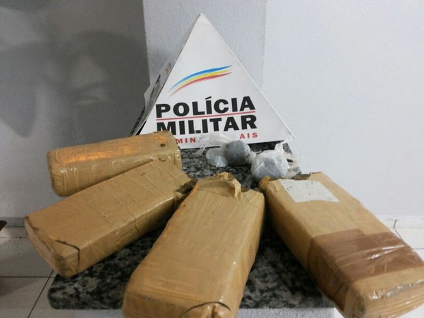 Homem é preso com cerca de dois quilos de maconha em Divinópolis (Foto: Polícia Militar/Divulgação) Homem é preso com cerca de dois quilos de maconha em Divinópolis (Foto: Polícia Militar/Divulgação)