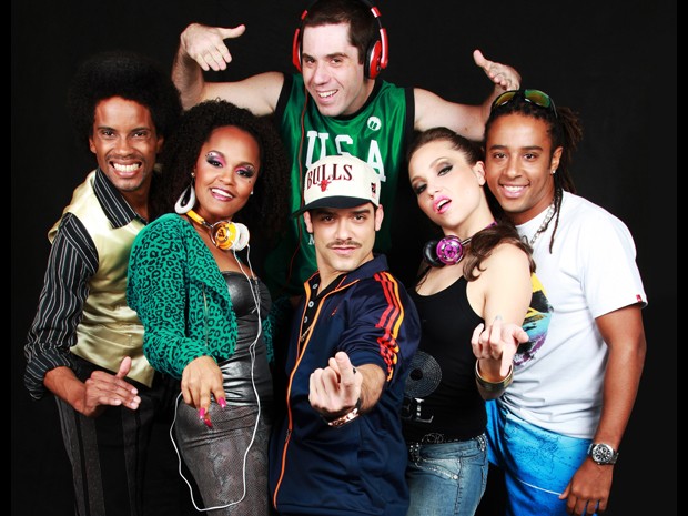 Autor Pedro Monteiro (de fone) e os outros atores do espetáculo 'Funk Brasil' (Foto: Divulgação / Andrea Rocha / ZBR)