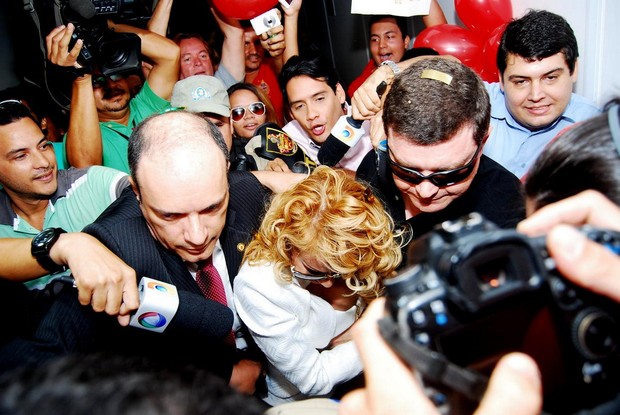 Joelma deixa Fórum após assinar divórcio (Foto: Marcelo Loureiro/AgNews)