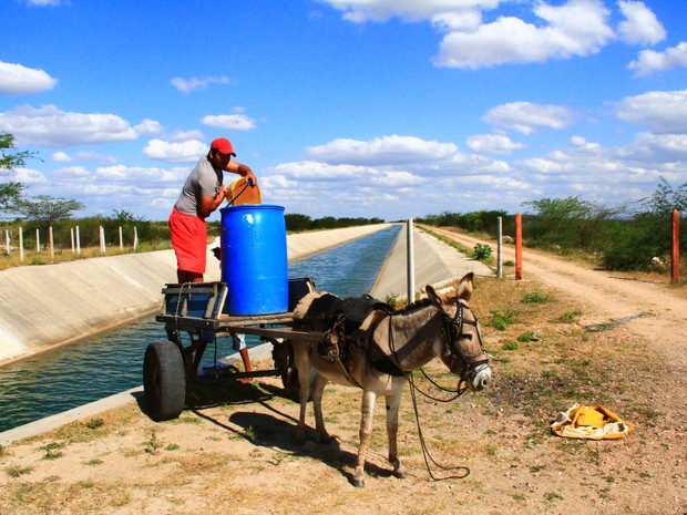 Sem o acesso adequado a água, Sertanejo retira o líquido do Canal do Sertão com balde (Foto: Waldson Costa/G1)