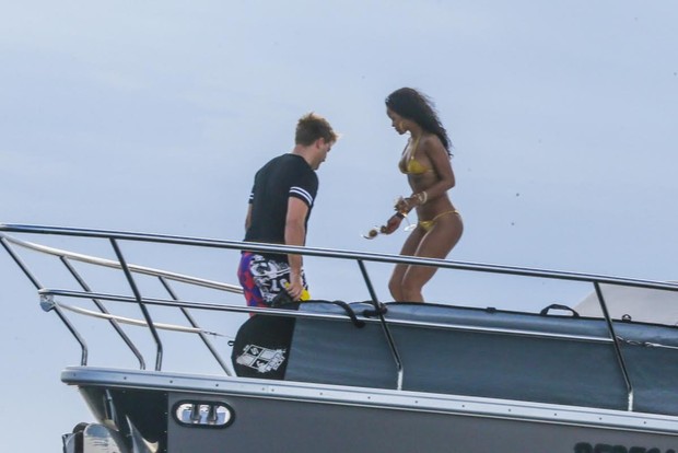 Rihanna fotografa de biquíni durante passeio de iate (Foto: André Freitas e Marcelo de Sá Barreto/Agnews)