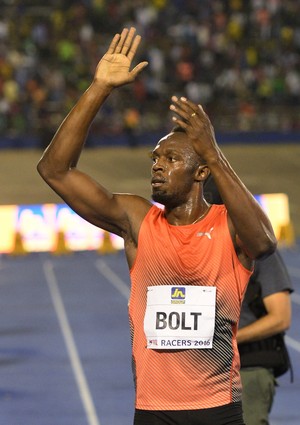 Usain Bolt comemora vitória na Jamaica (Foto: AP Photo/Collin Reid)