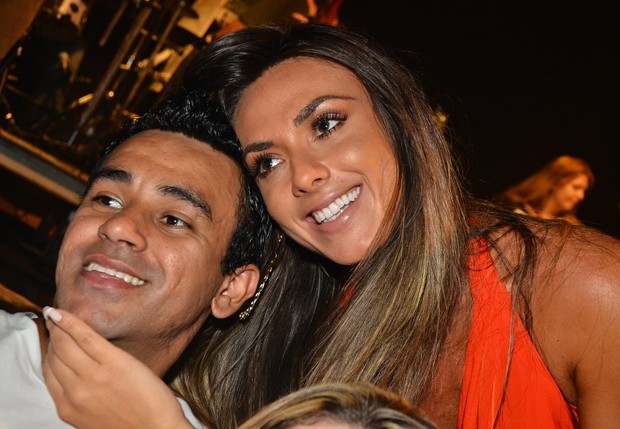 Nicole Bahls e fã (Foto: Caio Duran/AgNews)