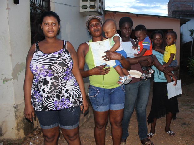 Guirlaine (esquerda) está grávida, Nanine, Manaoucheka e Misiana exibem as certidões de nascimento de seus bebês (Foto: Ivanete Damasceno/G1)