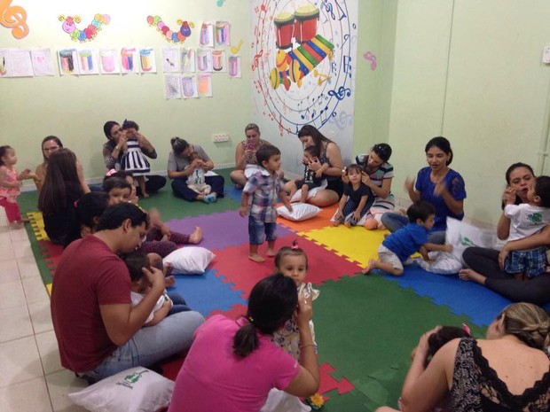 Bebês acompanhandos dos pais participam das aulas (Foto: Monique Marinho/Divulgacação)