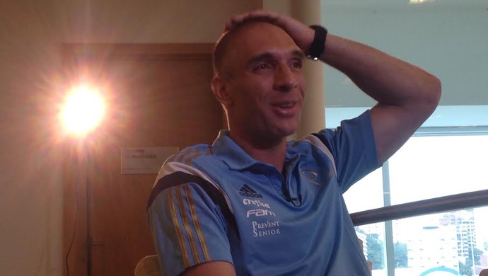 Bola do jogo, careca e almoço com pai: o dia do campeão Fernando Prass