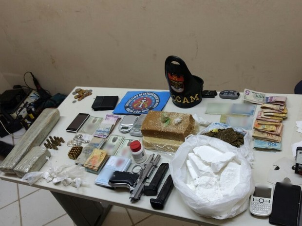 Material foi apreendido com o trio suspeito de tráfico de drogas em Santa Cruz do Capibaribe (Foto: Divulgação/Polícia Civil)