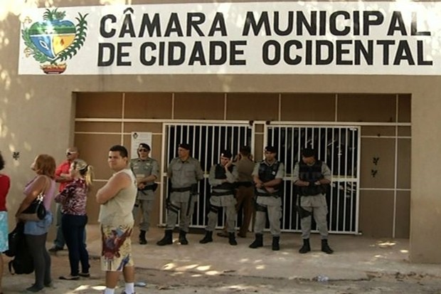 Cidade Ocidental tem dia de greve de ônibus, protestos e confronto, em Goiás (Foto: Reprodução/TV Anhanguera)