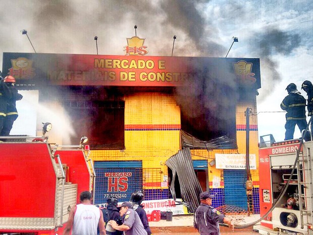Corpo de Bombeiros controlou chamas na manhã desta terça-feira (14). (Foto: Divulgação/ Corpo de Bombeiros)