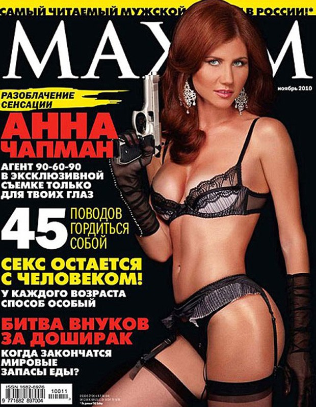 A espiã russa Anna Chapman, de 28 anos, aparece na capa da revista russa 'Maxim' em trajes sensuais. Ela tornou-se célebre ao ser trocada por agentes ocidentais, em julho. A imprensa britânica afirma que Anna está negociando para vender sua história e tam (Foto: Reprodução) A espiã russa Anna Chapman, de 28 anos, aparece na capa da revista russa 'Maxim' em trajes sensuais. Ela tornou-se célebre ao ser trocada por agentes ocidentais, em julho. A imprensa britânica afirma que Anna está negociando para vender sua história e tam (Foto: Reprodução)