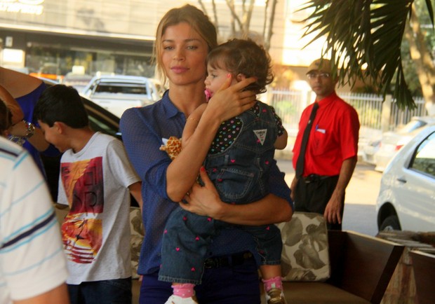 Grazi Massafera vai com a filha Sophia a restaurante na Barra da Tijuca (Foto: Gabriel Rangel/AgNews)
