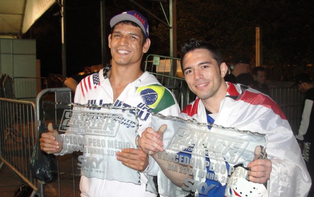 Rony Jason e Cezar Mutante posam com seus troféus do TUF Brasil (Foto: Marcelo Russio / SporTV.com)