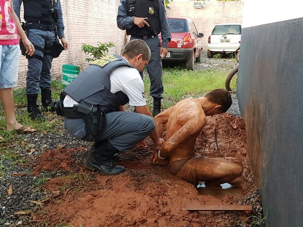 Rapaz de 18 anos, que ficou entalado em buraco, foi resgatado e confessou ter estuprado a própria tia (Foto: Donizete Pontes/ Ubiratã 24 horas)