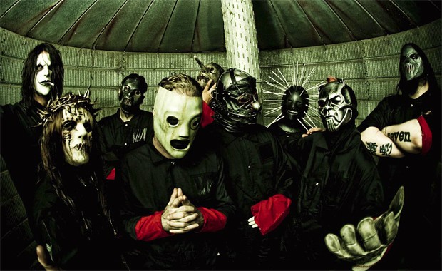 Corey Taylor (de máscara branca e mãos cruzadas) à frente do Slipknot (Foto: Divulgação)