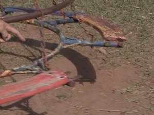 Brinquedo está quebrado e oferece risco para as crianças (Foto: Reprodução / TV TEM) Brinquedo está quebrado e oferece risco para as crianças (Foto: Reprodução / TV TEM)