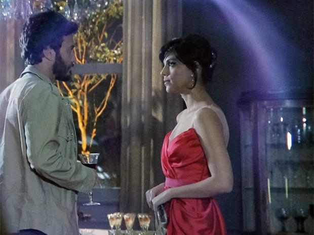 Clara vê uma luz lilás em volta de Rodrigo e Miriam quando eles conversando (Foto: Amor Eterno Amor/ TV Globo) Clara vê uma luz lilás em volta de Rodrigo e Miriam quando eles conversando (Foto: Amor Eterno Amor/ TV Globo)