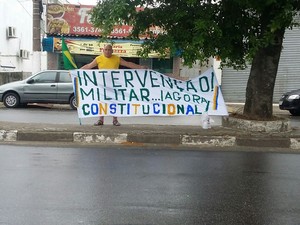 Grupo (e MORADORES)  fazem manifestação na porta de triplex (OAS BANCOOP) em Guarujá, SP - G1 GLOBO Manifestacao_saovicente