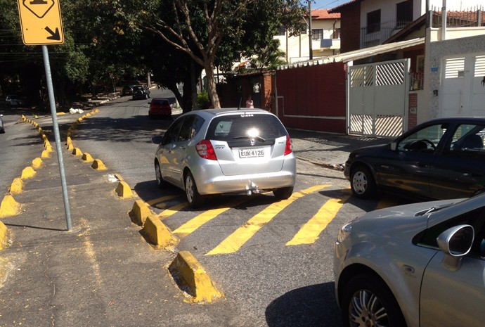 Mito ou verdade: atravessar lombada com o carro na diagonal