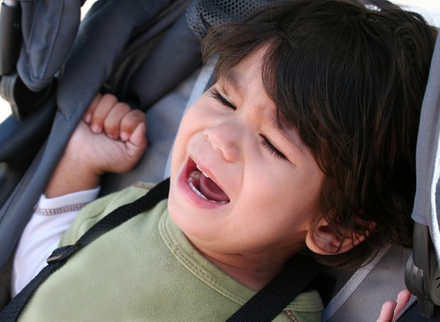 Criança chorando no carrinho de bebê (Foto: Thinkstock)