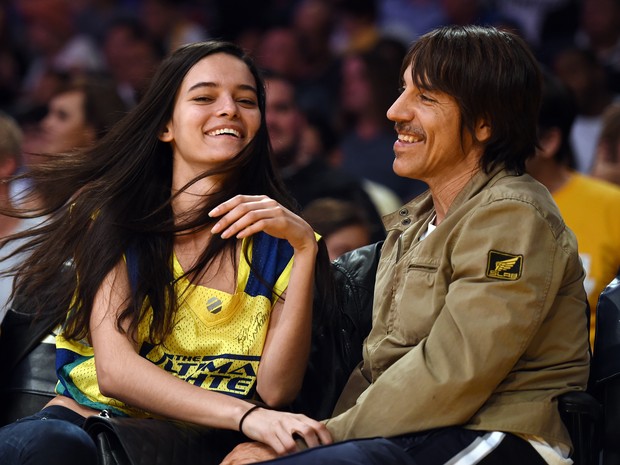 Modelo brasileira Wanessa Milhomem com o namorado Anthony Kiedis em jogo de basquete em Los Angeles, nos Estados Unidos (Foto: Mark Ralston/ AFP)