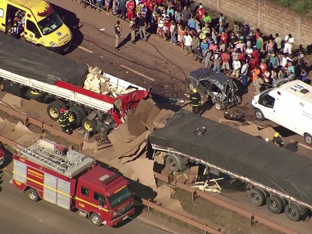 Acidente entre carros e carretas na BR-381. (Foto: Reprodução/TV Globo)