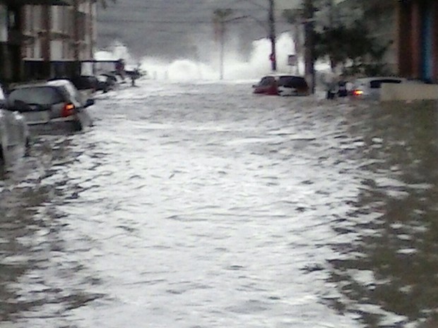 Rua Afonso Celso de Paula Lima ficou tomada pela água (Foto: G1)