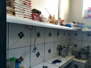 Foto divulgada pela SSP mostra cela com estoque de alimentos (Foto: SSP/Divulgação)