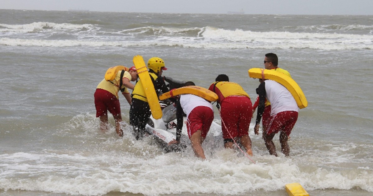 Banhista se afoga e desaparece na Praia do Calhau, em São Luís - Globo.com