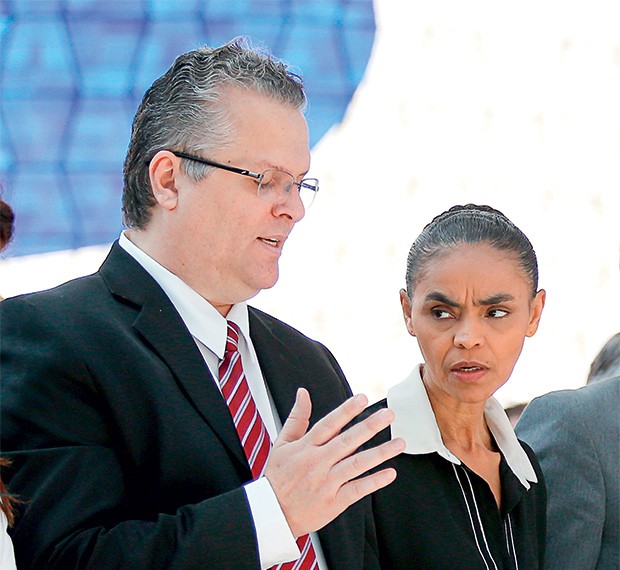 CORRERIA Fábio Vaz de Lima com Marina Silva. Ele diz que viajou às pressas para  a reunião que aprovou a despesa (Foto: Pedro Ladeira/Folhapress)