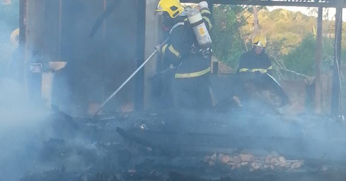 Casa fica completamente destruída após incêndio no Litoral Norte ... - Globo.com