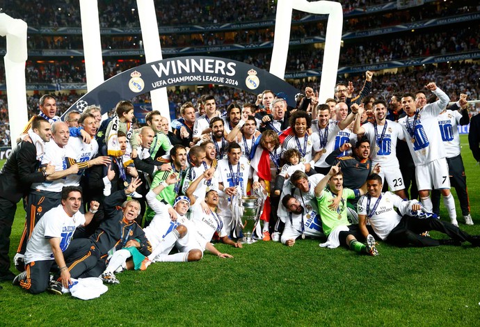 Casillas real madrid ergue o troféu da liga dos campeões (Foto: Agência Reuters) Casillas real madrid ergue o troféu da liga dos campeões (Foto: Agência Reuters)