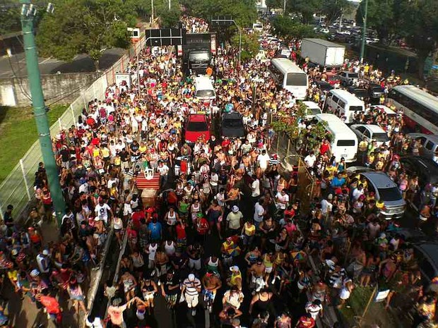 Avenida Darcy Vargas na Zona Centro-Sul de Manaus foi invadida nos dois sentidos (Foto: Marcos Dantas/G1AM)