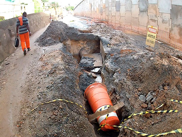 G1 Cratera Na Via Complica Trânsito E Interrompe Fornecimento De água Notícias Em Bahia 6289