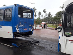 Acidente entre dois ônibus no bairro de Piatã, em Salvador (Foto: Marcelo Góes/Arquivo Pessoal)
