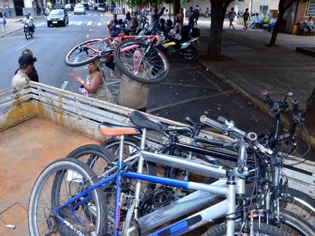 Ciclistas foram surpreendidos pelos fiscais no Centro de Barretos (Foto: Nivaldo Júnior/ Divulgação Prefeitura)