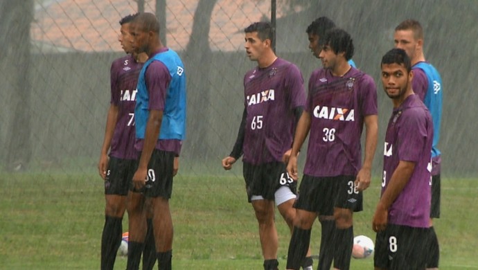 Grupo sub-23 do Atlético-PR no CT do Caju (Foto: Reprodução/RPC TV)