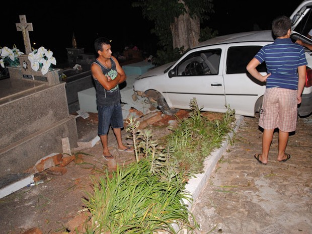 Motorista embriagado invade cemitério em Poço Fundo. (Foto: Antônio Carlos Rodrigues / Jornal de Poço Fundo)