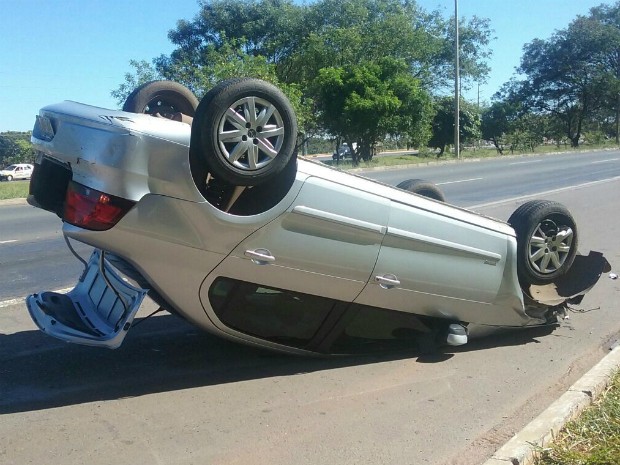 Carro capotou na Epia Norte na manhã desta terça (12) (Foto: Bárbara Nascimento/G1)